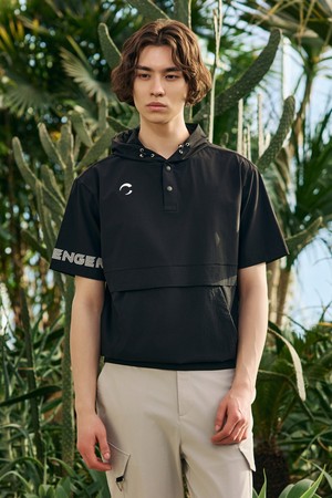 남성 빅로고 프린트 후드 반팔 우븐탑 블랙_BLACK-a