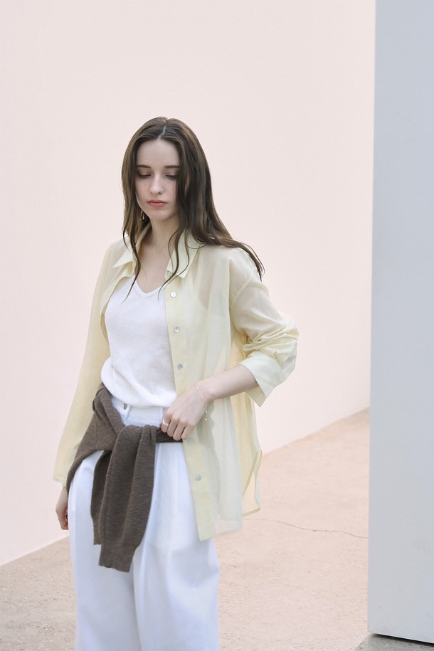 가볍고 시원한 착용감의 여성용 코튼 시스루셔츠입니다. 얇은 두께감의 100수 프리미엄 면 소재로 제작되어 통기성이 뛰어나며, 롱 기장과 루즈핏 또는 슬림핏으로 다양한 스타일 연출이 가능합니다. 블루, 브라운, 베이지 3가지 색상으로 출시되었으며, 랩 스타일로도 활용할 수 있어 레이어드하여 미니멀한 무드를 더할 수 있습니다.

