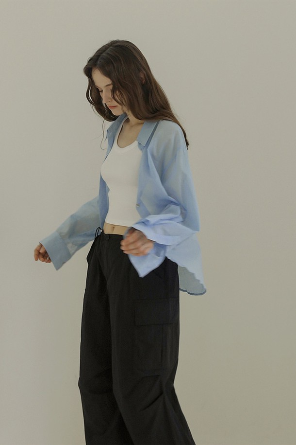 여성스러운 분위기를 연출하는 코튼 시스루셔츠입니다. 블루, 브라운, 베이지 세 가지 색상으로 출시되었으며, 롱 기장의 루즈핏 또는 슬림핏으로 다양한 스타일링이 가능합니다. 얇은 면 소재와 시스루 디자인으로 시원하고, 버튼 여밈과 랩 스타일 연출이 가능하여 레이어드하여 개성 있는 룩을 완성할 수 있습니다.
