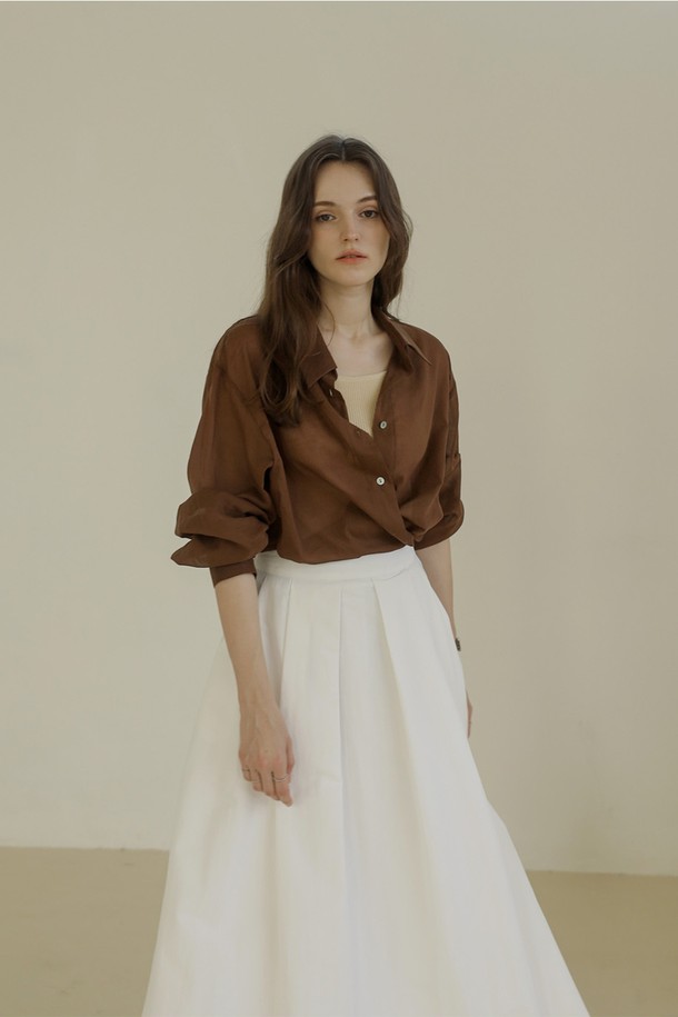 얇고 시스루 소재의 여성 코튼 셔츠입니다. 롱 기장에 루즈 또는 슬림 핏으로 연출 가능하며, 블루, 브라운, 베이지 3가지 세련된 색상으로 만나보세요. 버튼 여밈과 랩 디자인 스타일링이 가능하며, 레이어드하여 다양한 스타일을 연출할 수 있습니다.

