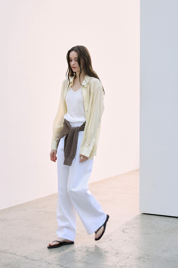 가볍고 시원한 착용감의 여성용 코튼 시스루셔츠입니다. 얇은 두께감의 100수 프리미엄 면 소재로 제작되어 통기성이 뛰어나며, 롱 기장과 루즈핏 또는 슬림핏으로 다양한 스타일 연출이 가능합니다. 블루, 브라운, 베이지 3가지 색상으로 출시되었으며, 랩 스타일로도 활용할 수 있어 레이어드하여 미니멀한 무드를 더할 수 있습니다.
