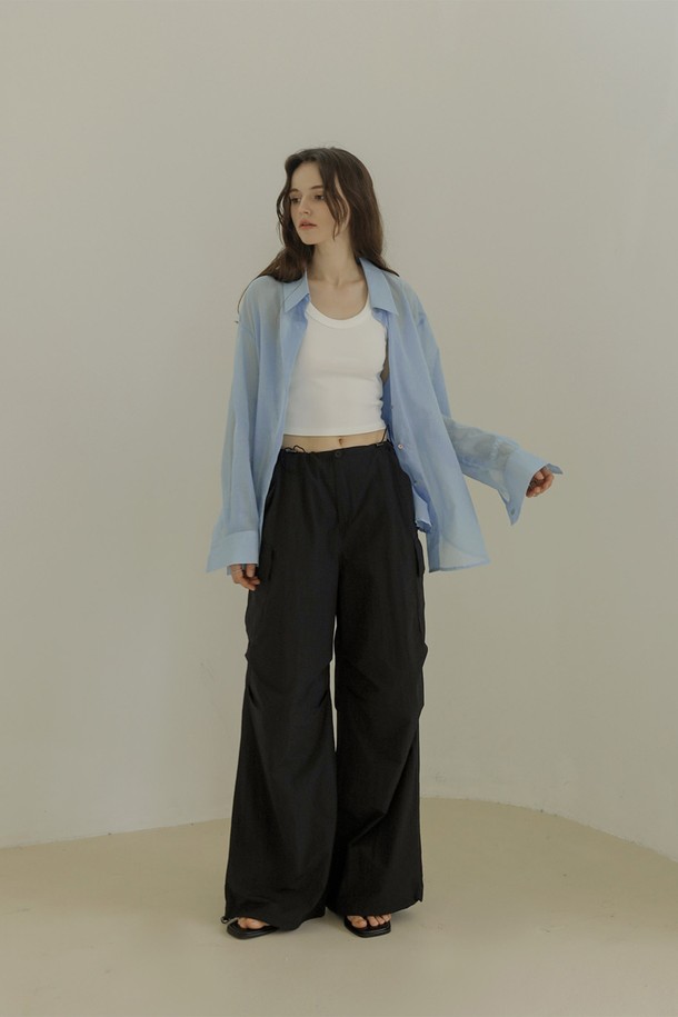 여성스러운 분위기를 연출하는 코튼 시스루셔츠입니다. 블루, 브라운, 베이지 세 가지 색상으로 출시되었으며, 롱 기장의 루즈핏 또는 슬림핏으로 다양한 스타일링이 가능합니다. 얇은 면 소재와 시스루 디자인으로 시원하고, 버튼 여밈과 랩 스타일 연출이 가능하여 레이어드하여 개성 있는 룩을 완성할 수 있습니다.
