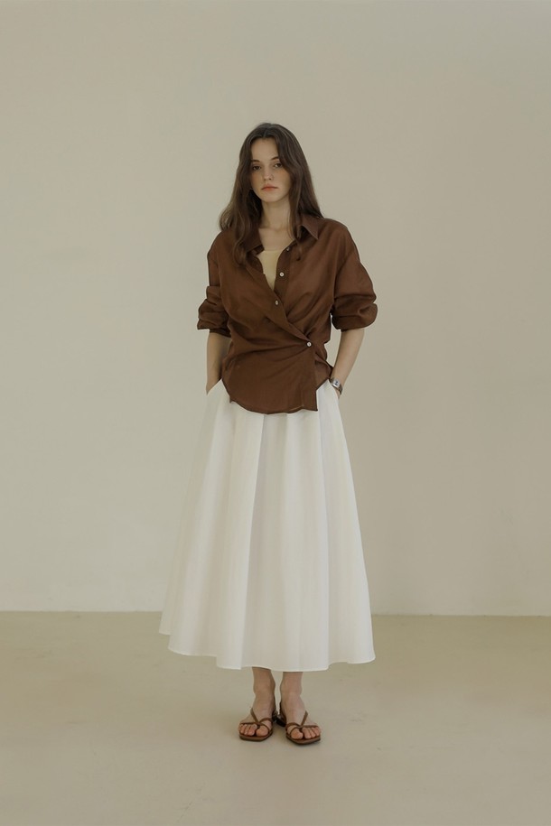 얇고 시스루 소재의 여성 코튼 셔츠입니다. 롱 기장에 루즈 또는 슬림 핏으로 연출 가능하며, 블루, 브라운, 베이지 3가지 세련된 색상으로 만나보세요. 버튼 여밈과 랩 디자인 스타일링이 가능하며, 레이어드하여 다양한 스타일을 연출할 수 있습니다.
