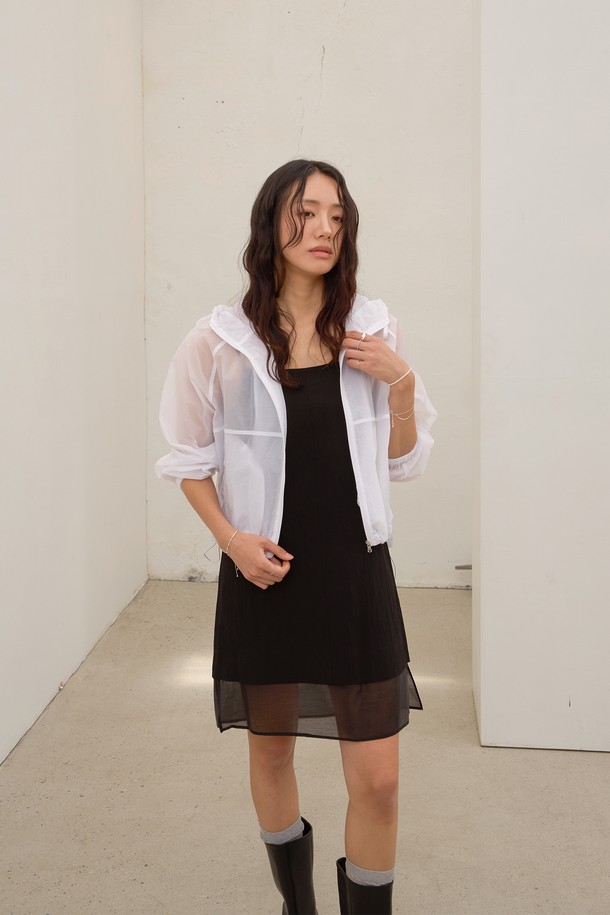 블럭 슬릿 스트링원피스는 여성용으로, 봄, 여름에 어울리는 얇은 두께의 민소매 원피스입니다. 미니멀한 디자인에 라운드넥으로 제작되었으며, 허리 스트링 디테일로 허리 라인을 강조할 수 있습니다. 레이온, 나일론, 폴리우레탄, 면, 폴리에스터 등 다양한 소재를 사용하여 부드러운 촉감을 선사합니다. A라인의 치마핏과 슬릿 디자인으로 활동성을 높였으며, 밑단 배색 디테일이 돋보입니다. 데이트룩, 카페룩, 미니멀, 클래식, 캐주얼 스타일 연출에 적합합니다.
