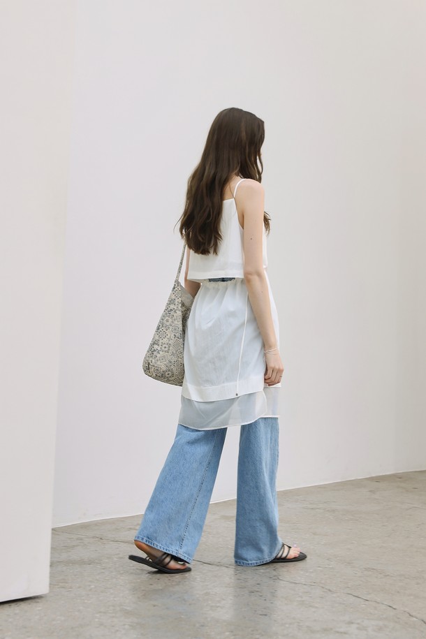 블럭 슬릿 스트링 원피스는 여성 의류로, 미니멀하고 베이직한 스타일을 선호하는 분들께 적합합니다. 봄, 여름 시즌에 어울리는 얇은 두께감의 레이어드 슬릿 원피스로, 부드러운 촉감의 레이온, 나일론, 폴리우레탄, 면 혼방 소재로 제작되었습니다. 스퀘어넥 디자인에 슬림핏으로 떨어지는 치마 라인과 뒷면 허리 스트링 디테일이 특징이며, 데이트룩, 카페룩 등 다양한 TPO에 활용할 수 있습니다. 민소매 또는 스트랩 스타일로, 단독 또는 레이어드하여 시크하고 클래식한 무드를 연출할 수 있습니다. 화이트와 블랙 두 가지 컬러로 출시되어, 무지 패턴의 미니멀한 매력을 더합니다.
