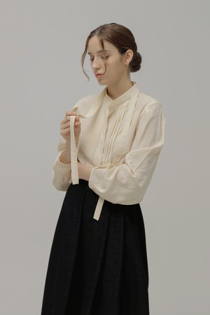 핀턱 버튼 타이블라우스