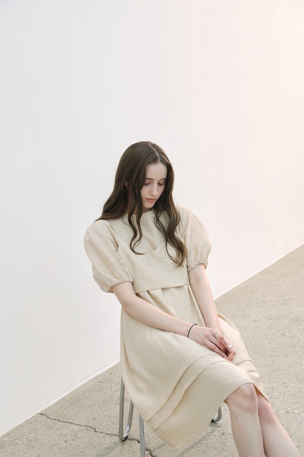 우아하고 페미닌한 무드의 하프 뷔스티에 볼륨원피스입니다. 실크, 나일론, 폴리에스테르 혼방의 광택감 있는 부드러운 소재로 제작되었으며, 얇은 두께감으로 봄, 여름 시즌에 시원하게 착용하기 좋습니다. 라운드넥에 루즈핏으로 편안한 착용감을 선사하며, 플리츠 디테일과 볼륨 슬리브, 뷔스티에 세트 구성으로 특별함을 더했습니다. 블랙, 베이지, 아이보리 세 가지 컬러로 만나보세요.
