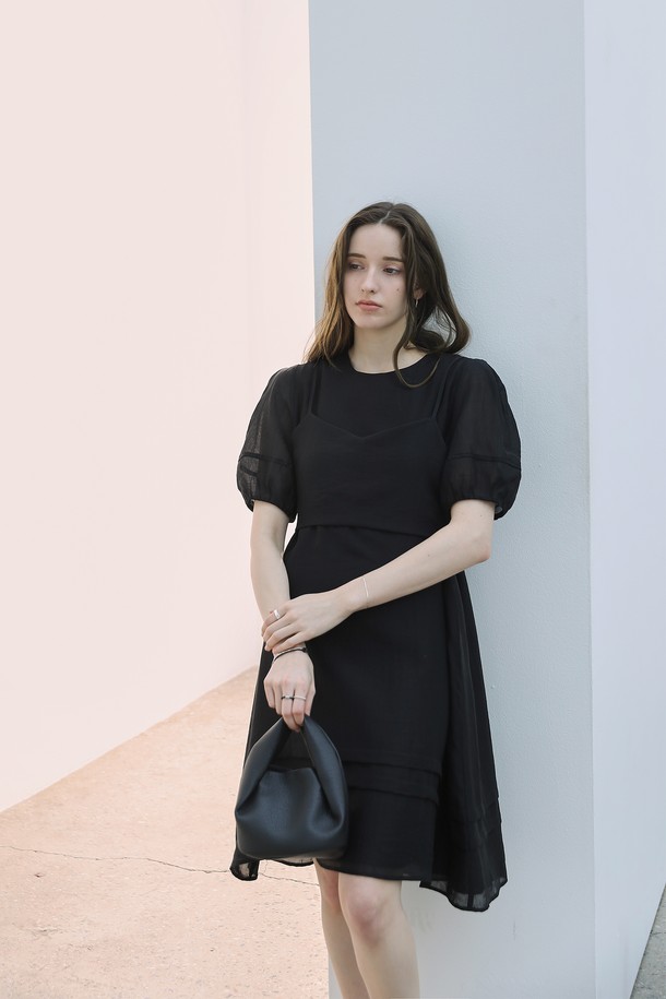 **하프 뷔스티에 볼륨원피스**는 실크, 나일론, 폴리에스테르 혼방 소재로 부드러운 촉감과 은은한 광택감을 선사하며, 페미닌하고 엘레강스한 무드를 연출합니다. 라운드넥에 하프 소매 기장, 루즈핏의 벌룬 치마 디자인으로 편안하면서도 세련된 스타일을 완성하며, 블랙, 베이지, 아이보리 3가지 컬러로 제공됩니다. 세트 구성(원피스 + 뷔스티에)과 플리츠 디테일, 안감 처리가 더해져 완성도를 높인 일상용 원피스입니다.
