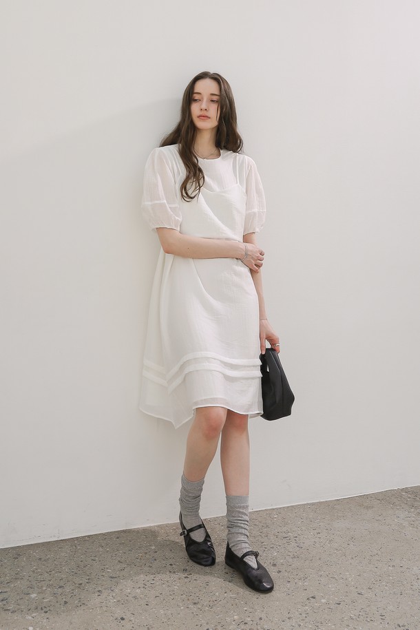 우아하고 페미닌한 무드의 하프 뷔스티에 볼륨 원피스입니다. 실크, 나일론, 폴리에스테르 혼방 소재로 제작되어 부드러운 촉감과 은은한 광택감을 선사하며, 하프 벌룬 소매와 플리츠 밑단 디테일이 특징입니다. 라운드넥 디자인에 루즈핏으로 편안하게 착용 가능하며, 블랙, 베이지, 아이보리 3가지 컬러로 만나볼 수 있습니다.
