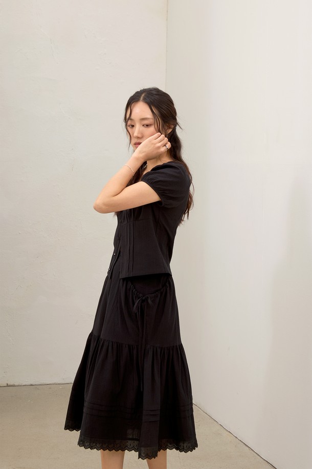 **셔링 티어드 레이스스커트**는 여성스러운 무드를 연출하는 데일리 및 레저용 스커트입니다. 부드러운 면, 레이온, 폴리에스테르 혼방 소재로 제작되었으며, 얇은 두께감으로 봄, 여름 시즌 시원하게 착용할 수 있습니다. 무릎 아래 기장의 플레어 티어드 디자인에 레이스 디테일과 플리츠 밑단, 넉넉한 루즈핏으로 볼륨감 있는 실루엣을 선사하며, 허리 뒷밴딩과 스트링으로 편안하게 실루엣을 조절할 수 있습니다. 블랙, 화이트, 블랙/화이트 세 가지 색상으로 만나보세요.
