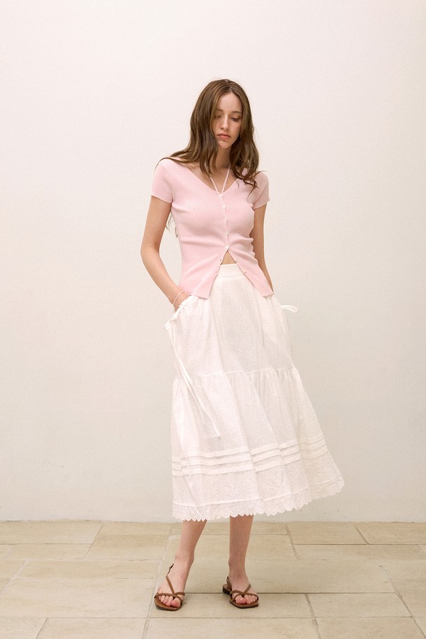 부드러운 촉감의 면, 레이온, 폴리에스테르 혼방 소재로 제작된 셔링 티어드 레이스스커트입니다. 우아하고 페미닌한 무드를 연출하며, 봄과 여름에 어울리는 디자인입니다. 플레어 실루엣과 루즈핏으로 편안함을 더하고, 밑단 턱 디테일, 포켓, 뒷 허리 밴딩, 실루엣 조절 기능으로 실용성을 높였습니다. 블랙과 화이트 두 가지 색상으로 만나보세요.
