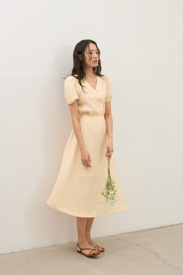 **텐셀 투웨이 브이원피스**는 부드러운 텐셀 혼방 소재로 제작되어 봄, 여름 시즌에 시원하고 편안하게 착용하기 좋습니다. 페미닌한 무드의 A라인 실루엣에 벌룬 소매, 컷아웃 디테일이 더해져 우아한 분위기를 연출하며, 앞면 버튼과 뒷면 허리 스트링으로 핏을 조절할 수 있습니다. 블루, 베이지 두 가지 컬러로 만나보실 수 있으며, 스커트 부분 안감 처리가 되어 있습니다.
