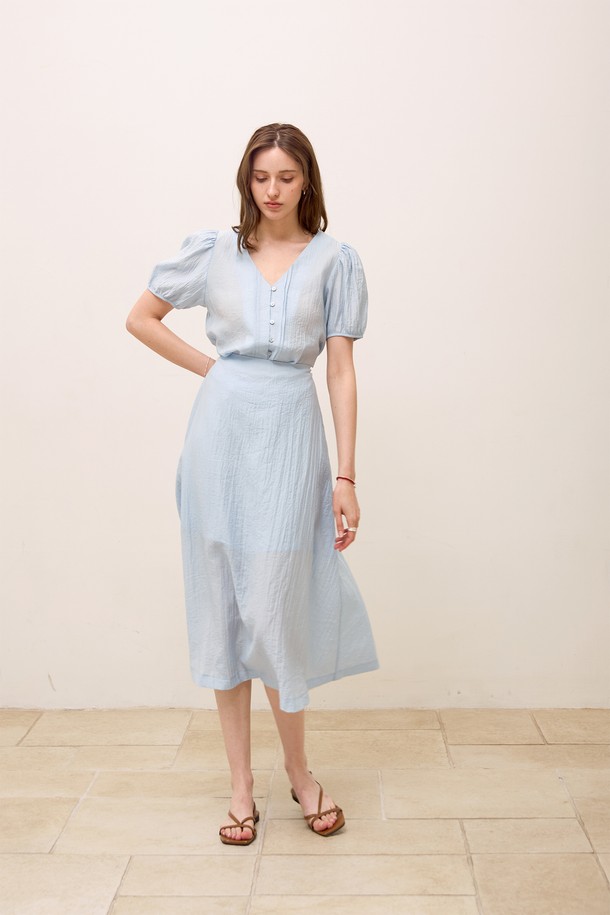 **텐셀 투웨이 브이원피스**는 여성스러운 실루엣을 연출해주는 원피스입니다. 부드러운 촉감의 레이온, 나일론, 폴리에스테르 혼방 소재로 제작되었으며, 봄, 여름에 시원하게 착용하기 좋습니다. 슬림핏, 레귤러핏, 루즈핏으로 연출 가능하며, 앞면 컷아웃 디테일, 벌룬 소매, 뒷면 허리 스트링, 앞면 버튼 여밈, 투웨이 착용이 가능한 디자인으로 우아하고 페미닌한 스타일을 완성합니다.
