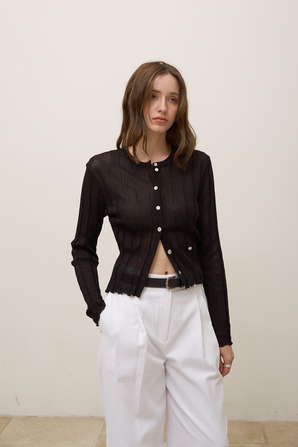 **리브드 시스루 가디건**은 여성스러운 실루엣을 연출하는 상의입니다. 시원한 착용감의 폴리에스테르와 나일론 혼방 소재로 제작되었으며, 슬림핏과 긴 소매, 라운드넥 디자인이 특징입니다. 봄, 여름 시즌에 어울리는 얇은 두께감과 시스루 소재, 골지 패턴이 은은한 매력을 더하며, 앞면 버튼 여밈과 장식 디테일로 포인트를 주어 오픈 가디건 또는 풀오버로 다양하게 활용 가능합니다. 화이트와 블랙 두 가지 색상으로 만나보세요.
