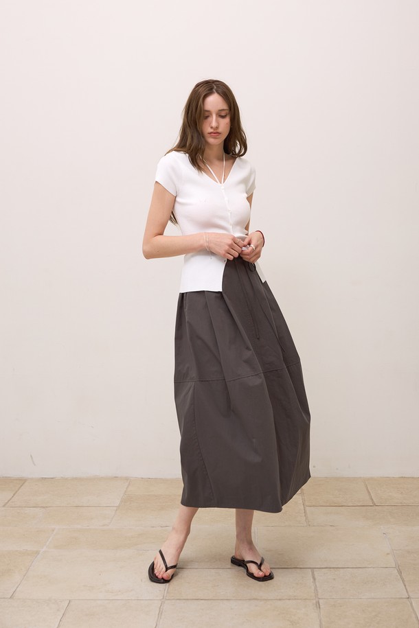 **코튼 스트링 벌룬스커트**

부드러운 면 소재와 바이오워싱 공법으로 제작되어 편안한 착용감을 선사하는 코튼 스트링 벌룬스커트입니다. 허리 스트링 디테일과 뒷면 밴딩으로 허리 라인을 잡아주며, 입체적인 벌룬 핏으로 사랑스러운 실루엣을 연출합니다. 두께감 있는 고밀도 트윌 코튼 원단과 뒷트임 디자인으로, 봄, 여름, 가을 다양한 계절에 캐주얼하게 즐기기 좋습니다. 데일리룩, 동네 마실룩, 카페룩 등 어떤 스타일에도 잘 어울리는 활용도 높은 아이템입니다.
