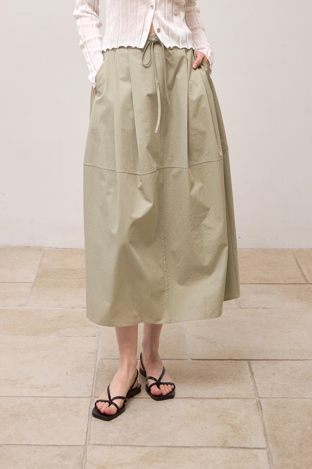 "코튼 스트링 벌룬스커트"는 부드러운 촉감의 면 소재로 제작되어 편안한 착용감을 선사합니다. 하이덴시티 트윌 코튼과 바이오워싱 원단으로 고급스러운 퀄리티를 자랑하며, 뒷밴딩과 스트링 디테일, 뒷중심 슬릿으로 활동성을 높였습니다. 핏은 슬림핏, 레귤러핏, 루즈핏으로 다양하게 연출 가능하며, 무지 디자인에 카키와 그레이 두 가지 색상으로 제공됩니다. 벌룬 실루엣과 입체적인 디자인이 페미닌하면서도 캐주얼한 스타일을 완성하여 데이트룩, 카페룩 등 다양한 상황에 활용하기 좋습니다. 봄, 여름, 가을 시즌에 폭넓게 착용할 수 있는 실용적인 아이템입니다.
