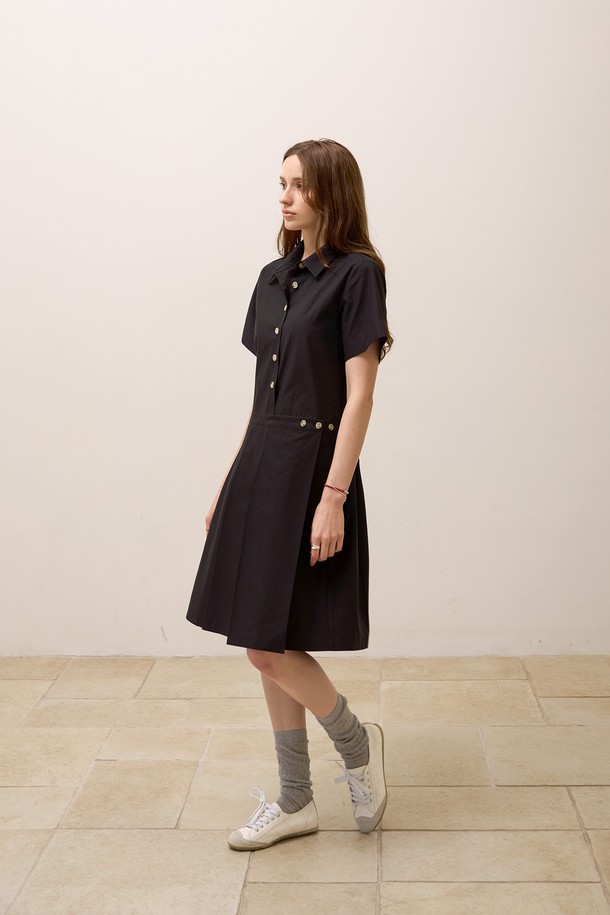 **로우 플리츠 코튼원피스**는 부드러운 면 소재로 제작되어 편안한 착용감을 선사합니다. 셔츠 칼라 디자인에 앞면 버튼 여밈으로 깔끔한 분위기를 연출하며, 허리 스트링으로 실루엣을 조절하여 다양한 스타일을 연출할 수 있습니다. 봄, 여름 시즌에 어울리는 얇은 두께감과 플리츠 치마 타입으로 여성스러운 매력을 더합니다. 베이지와 블랙 두 가지 색상으로 제공되며, 모던, 미니멀, 클래식, 캐주얼 스타일을 즐기는 분들께 데이트룩, 카페룩으로 추천합니다. 
