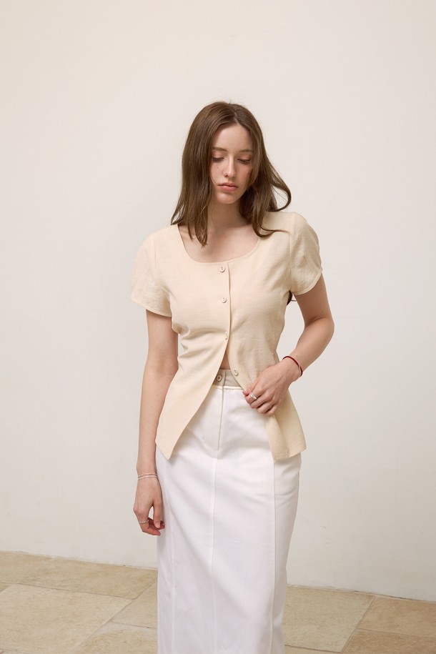 **하프 벨티드 오픈블라우스**는 레이온, 폴리에스터, 린넨 혼방 소재로 제작되어 부드러운 촉감을 선사하며, 봄, 여름 시즌에 시원하게 착용하기 좋습니다. 허리 벨트로 실루엣을 조절할 수 있으며, 브이넥 라인과 볼륨 소매 디자인이 페미닌하고 우아한 분위기를 연출합니다. 화이트와 베이지 두 가지 색상으로 출시되었으며, 데일리룩 또는 특별한 날에도 활용하기 좋은 레귤러핏 반소매 블라우스입니다.
