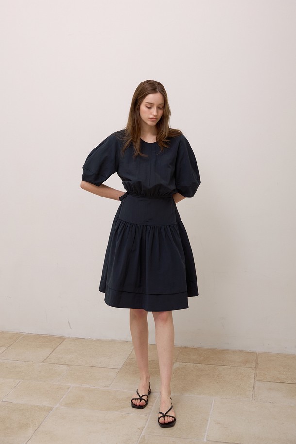 네이비 화이트와 화이트 두 가지 색상으로 출시된 텐셀 티어드 볼륨 원피스입니다. 얇은 두께감의 린넨, 나일론, 폴리에스테르 혼방 소재로 제작되어 부드러운 촉감을 선사합니다. 라운드넥에 반소매 디자인이며, 페미닌한 무드를 연출하는 레귤러핏 티어드 원피스입니다. 벌룬 소매 실루엣과 뒷면 중앙 지퍼, 허리 밴딩, 스트링 디테일이 특징입니다. 데이트룩, 카페룩, 여행룩 등 다양한 TPO에 로맨틱, 미니멀, 클래식 스타일로 연출하기 좋습니다.
