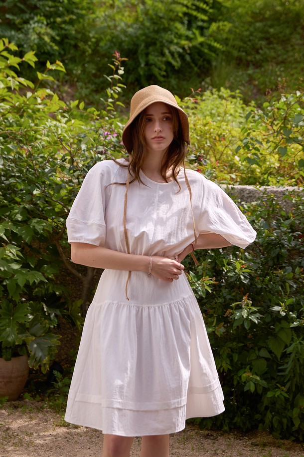 네이비와 화이트 컬러로 출시된 텐셀 티어드 볼륨원피스입니다. 부드러운 텐셀, 나일론, 폴리에스테르 혼방 소재로 제작되어 편안한 착용감을 선사합니다. 라운드넥에 반소매 디자인이며, 벌룬 소매와 티어드 치마가 여성스러운 실루엣을 연출합니다. 백센터 지퍼, 뒷면 허리 밴딩 및 스트링 디테일로 활동성을 더했습니다. 데이트룩, 카페룩, 여행룩 등 다양한 TPO에 클래식, 미니멀, 로맨틱 스타일로 활용하기 좋습니다.
