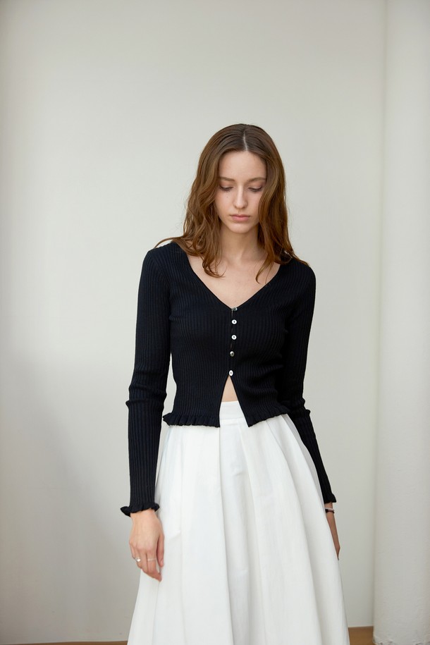 **리브드 프릴 브이가디건**은 여성 의류로, 봄, 가을에 착용하기 좋은 슬림핏 가디건입니다. 블랙과 아이보리 두 가지 색상으로 제공되며, 미니멀하고 페미닌한 스타일을 연출합니다. 브이넥 디자인에 긴소매, 골지 패턴이 돋보이며, 부드러운 촉감의 나일론, 폴리에스테르, 아크릴, 울 혼방 소재로 제작되었습니다. 프릴 디테일이 여성스러움을 더하며, 싱글 버튼 여밈 방식으로 편안하게 착용할 수 있습니다. 데이트룩, 카페룩, 모임룩 등 다양한 TPO에 활용할 수 있으며, 클래식하면서도 미니멀한 스타일을 완성합니다.
