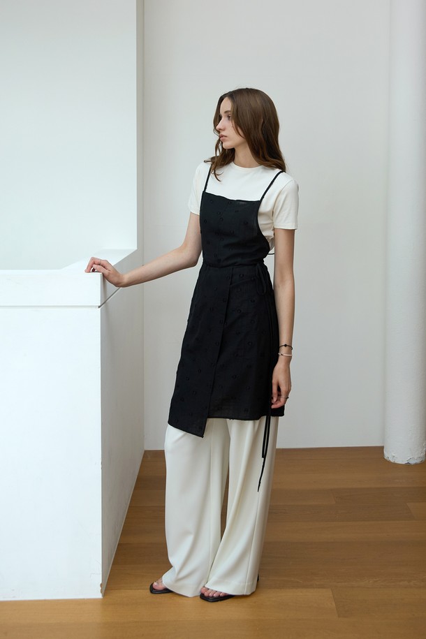 세련된 분위기를 연출하는 자가드 랩 레이어드원피스입니다. 부드러운 레이온과 나일론 혼방 소재로 제작되어 은은한 광택과 편안한 착용감을 선사합니다. 허리 스트랩 디테일과 시스루 디자인, 레이어드 스타일이 더해져 엘레강스한 무드를 자아냅니다. 슬림핏으로 여성스러운 실루엣을 강조하며, 스퀘어넥 라인이 돋보입니다. 봄, 여름 데이트룩, 카페룩, 모임룩 등 다양한 TPO에 맞춰 클래식, 미니멀, 로맨틱 스타일을 연출해보세요.
