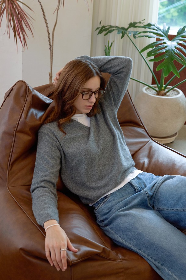 부드러운 촉감이 특징인 소프트 스텐다드 브이넥니트입니다. 알파카, 램스울, 나일론 혼방 소재로 제작되어 사계절 내내 착용 가능하며, 레귤러핏으로 편안한 착용감을 선사합니다. 베이직하고 미니멀한 스타일로 데이트룩, 카페룩 등 다양한 TPO에 활용하기 좋습니다. 소매와 밑단은 립조직 마감으로 깔끔하며, 신축성이 좋아 활동성을 높였습니다. 그레이와 아이보리 두 가지 색상으로 만나보세요.
