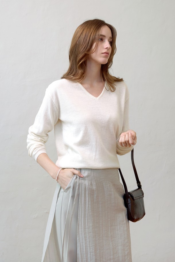 **소프트 스탠다드 브이넥니트**는 부드러운 촉감의 알파카, 램스울, 나일론, 캐시미어 혼방 소재로 제작되어 편안한 착용감을 선사합니다. 베이직하고 미니멀한 스타일로, 오피스룩과 데이트룩 모두 잘 어울리며, 사계절 내내 활용 가능합니다. 레귤러 핏에 긴소매, 깔끔한 브이넥 디자인으로 단독 또는 이너로 다양하게 연출할 수 있습니다. 그레이, 아이보리 두 가지 컬러로 출시되었으며, 소매단과 밑단 립조직 마감으로 깔끔함을 더했습니다. 다양한 스타일링이 가능한 실용적인 아이템입니다.
