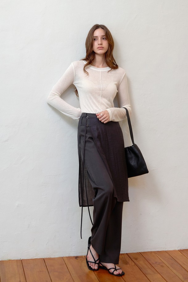 부드러운 울과 레이온 혼방 소재로 제작된 여성용 라운드넥 티셔츠입니다. 슬림핏 디자인과 긴 소매 기장으로, 봄, 가을 시즌에 단독 또는 이너로 활용하기 좋습니다. 브라운 및 브라운/화이트 두 가지 컬러로 출시되었으며, 앞면 핀턱 디테일과 골지 패턴이 특징입니다. 은은하게 비치는 얇은 두께감으로 데이트룩, 카페룩 등 다양한 TPO에 클래식, 미니멀, 캐주얼 스타일로 연출할 수 있습니다. 신축성이 있어 편안한 착용감을 선사합니다.
