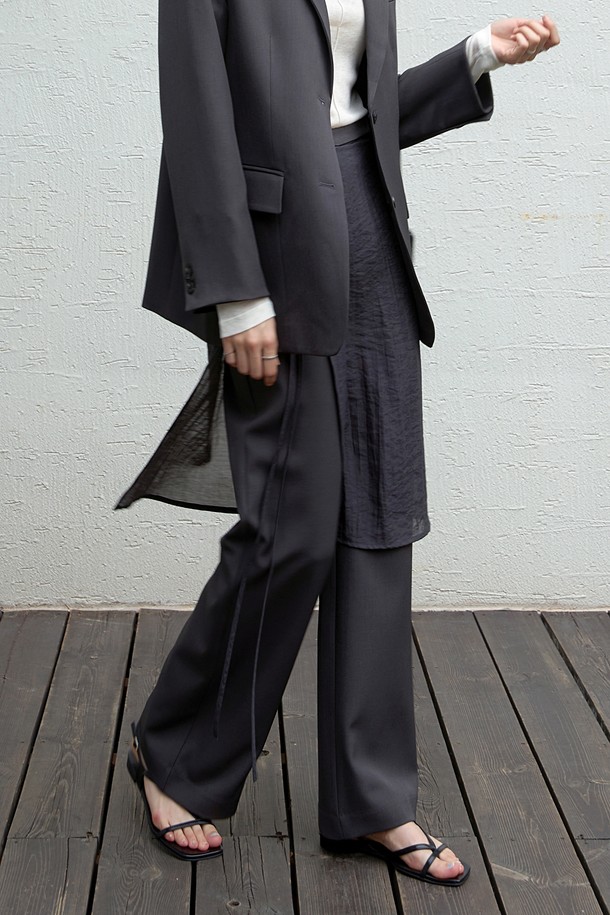 미니멀하고 세련된 스타일을 연출하는 여성 레이어드 세미 와이드 팬츠 세트입니다. 봄, 가을 시즌에 적합하며, 모던하면서도 클래식한 무드를 자아냅니다. 블랙 컬러의 무지 디자인으로 어떤 상의와도 쉽게 매치하여 다양한 스타일을 연출할 수 있습니다. 루즈핏의 세미 와이드 핏으로 편안함과 스타일리시함을 동시에 만족시킵니다. 레이어드 디자인이 돋보이는 이 세트는 일상에서 개성 있는 룩을 완성해 줍니다.
