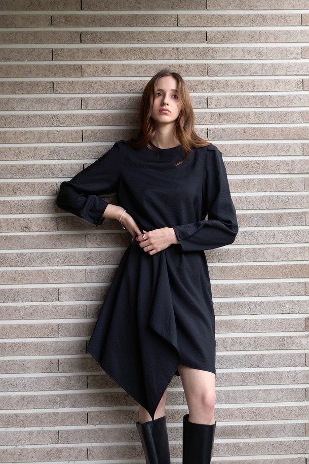 우아하고 로맨틱한 분위기를 연출하는 라인 볼륨 랩원피스입니다. 부드러운 레이온, 나일론, 폴리에스테르 혼방 소재로 제작되어 편안한 착용감을 선사합니다. 허리 라인 버튼 디테일, 앞면 플리츠 디테일, 볼륨 소매, 무릎 기장, 플로잉 실루엣이 특징이며, 블랙과 아이보리 두 가지 컬러의 스트라이프 패턴으로 만나보실 수 있습니다. 데이트룩, 모임룩, 소개팅룩 등 특별한 날, 당신의 스타일을 더욱 돋보이게 할 아이템입니다. 봄, 가을 시즌에 적합하며, 레귤러핏 라운드넥 디자인에 안감이 있어 비침 걱정 없이 착용 가능합니다.
