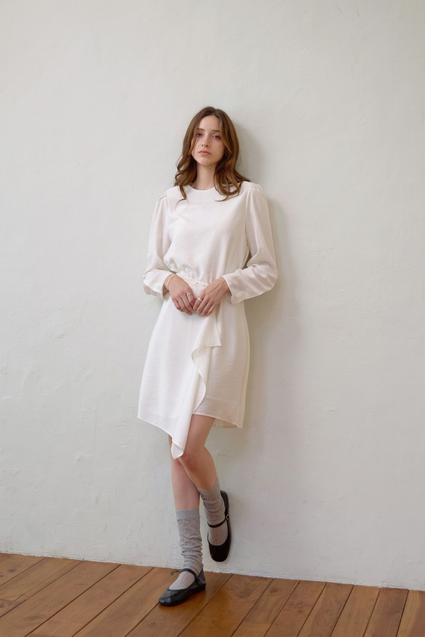 세련된 무드의 여성 라인 볼륨 랩원피스입니다. 라운드넥 디자인과 긴 소매 기장으로, 봄, 가을 시즌에 적합합니다. 미니멀하고 우아한 스타일을 연출하며, 랩 스타일 디자인과 볼륨감 있는 실루엣이 특징입니다. 데이트룩, 모임룩, 소개팅룩 등 다양한 TPO에 활용하기 좋습니다. 화이트 컬러의 무지 디자인으로, 클래식하고 로맨틱한 스타일을 완성해보세요.
