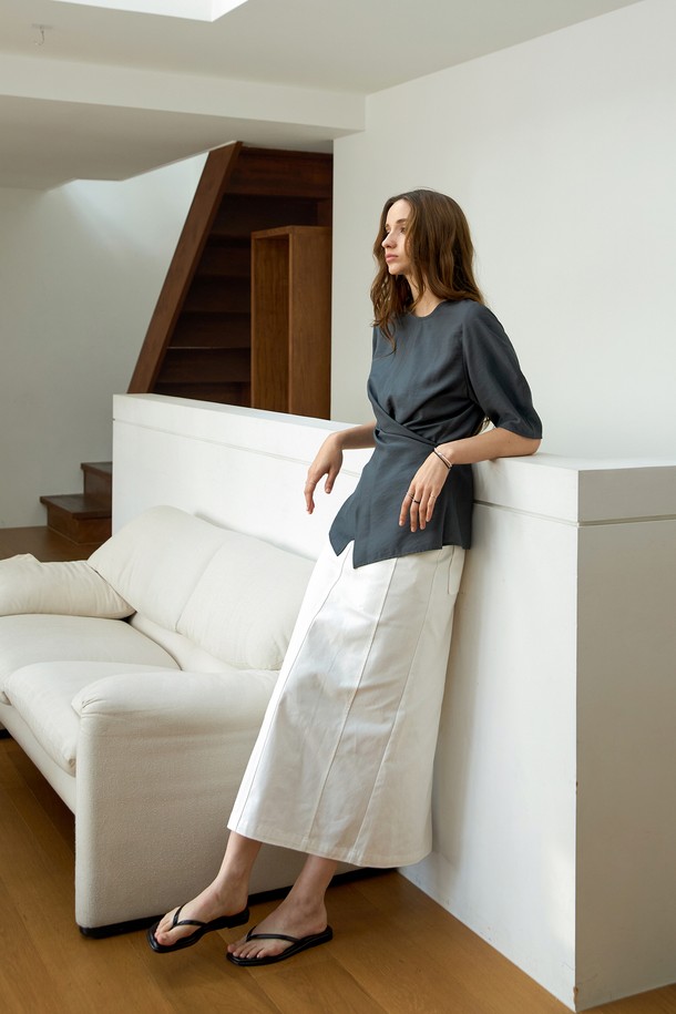 **라인 볼륨 랩 블라우스**

페미닌하고 우아한 무드의 여성 블라우스입니다. 부드러운 레이온과 나일론 혼방 소재로 제작되어 얇고 시원한 착용감을 선사합니다. 라운드 넥에 반소매, 레귤러 핏으로 데일리룩이나 데이트룩, 카페룩에 잘 어울립니다. 그레이, 그레이블루, 아이보리 세 가지 컬러로 출시되었으며, 스트라이프 패턴과 뒷목 버튼 여밈, 앞면 슬릿, 스트링 디테일, 벌룬 소매가 특징입니다.
