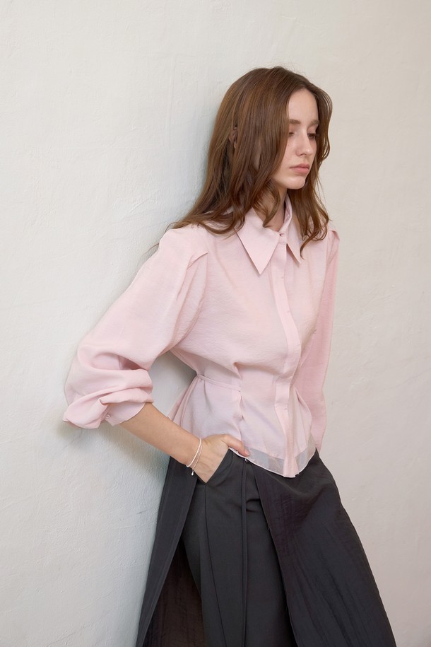 **블럭 스트랩 텐셀블라우스**는 여성스러운 실루엣을 연출하는 텐셀 소재의 블라우스입니다. 핑크와 화이트 두 가지 색상으로 제공되며, 봄과 여름에 잘 어울립니다. 부드러운 촉감과 얇은 두께감으로 편안하게 착용할 수 있으며, 허리 플리츠와 벨 슬리브, 볼륨 소매 디테일이 우아하고 페미닌한 무드를 선사합니다. 수지 칼라, 히든 버튼, 시스루 소재 포인트가 특징이며, 허리 벨트가 포함되어 있어 다양한 스타일을 연출할 수 있습니다. 데이트룩, 모임룩, 소개팅룩과 같은 TPO에 클래식, 로맨틱, 미니멀 스타일을 더해보세요.
