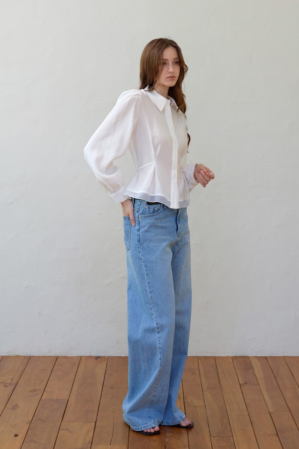 **블럭 스트랩 텐셀 블라우스**는 봄, 여름 시즌 여성 고객을 위한 우아하고 페미닌한 블라우스입니다. 핑크와 화이트 두 가지 색상으로 출시되었으며, 슬림핏 레귤러 기장으로 제작되었습니다. 수지 칼라 넥 라인과 허리 플리츠 디테일, 벨 슬리브, 시스루 소재 포인트가 특징입니다. 부드러운 촉감의 폴리에스테르, 나일론, 레이온 혼방 소재로 제작되어 편안한 착용감을 선사합니다. 데이트룩, 카페룩, 모임룩 등 다양한 TPO에 클래식, 로맨틱, 미니멀 스타일로 연출하기 좋습니다.
