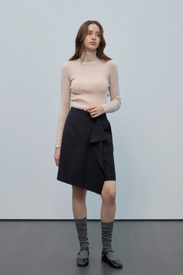 미니멀하고 세련된 스타일의 여성용 드레이프 랩 하프팬츠입니다. 부드럽게 드레이핑되는 랩 디자인과 루즈핏으로 편안하면서도 스타일리시한 핏을 연출합니다. 시원하고 얇은 두께감으로 봄, 여름, 가을 시즌에 활용하기 좋으며, 블랙 컬러의 무지 디자인으로 어떤 상의와도 쉽게 매치할 수 있습니다. 일상복으로 활용도가 높으며, 모던하고 심플한 룩을 완성해 줍니다.
