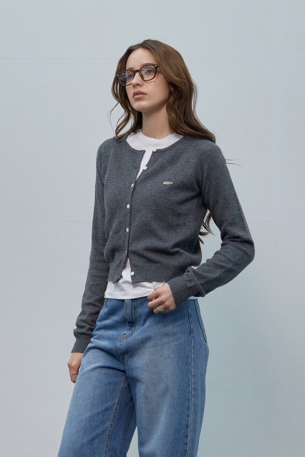 베이직 플레인 라운드 가디건은 여성 고객을 위한 심플한 스타일의 니트 가디건입니다. 봄, 가을에 어울리는 얇은 두께감과 부드러운 촉감으로 편안하게 착용할 수 있습니다. 레귤러핏과 라운드넥 디자인으로 어떤 옷에도 잘 어울리며, 기본 디자인에 무지 패턴의 그레이 컬러로 미니멀한 스타일을 연출합니다. 출근룩이나 모임룩 등 다양한 TPO에 활용 가능하며, 미니멀, 클래식, 캐주얼 스타일을 즐기는 분들께 추천합니다. 긴 소매와 버튼 여밈 방식으로 실용성을 더했습니다.
