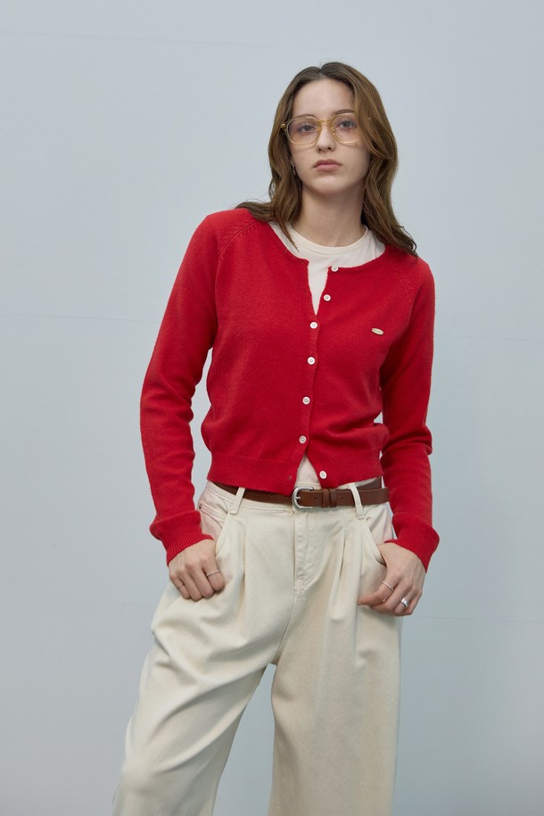 부드러운 니트 소재의 베이직 플레인 라운드 가디건입니다. 여성 의류로, 봄, 가을에 착용하기 좋은 얇은 두께의 레귤러핏 가디건입니다. 톤 다운된 레드 컬러에 무지 패턴으로 심플하고 캐주얼한 스타일을 연출합니다. 라운드 넥 디자인에 긴 소매 기장, 버튼 여밈 방식으로 편안하게 착용할 수 있습니다. 기본 디자인으로 다양한 룩에 활용하기 좋은 데일리 아이템입니다.
