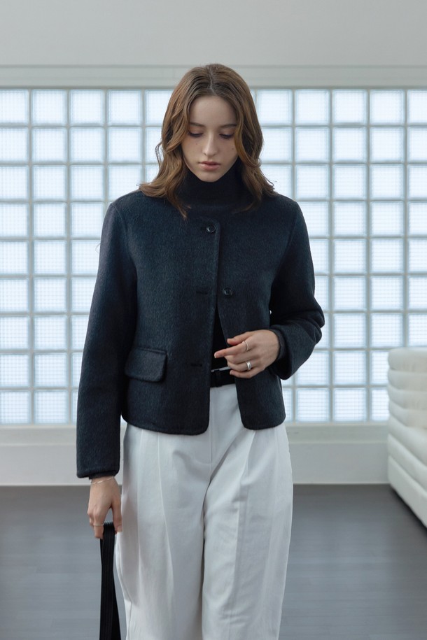 세련된 여성의 스타일을 완성하는 클래식 핸드메이드 라운드 재킷입니다. 봄, 가을 시즌에 어울리는 블랙 컬러의 크롭 기장 재킷으로, 울 소재 특유의 두꺼움과 뻣뻣한 촉감이 특징입니다. 라운드넥 디자인과 핸드메이드 디테일이 고급스러움을 더하며, 레귤러핏으로 편안하게 착용 가능합니다. 오피스룩, 출근룩, 모임룩 등 다양한 TPO에 미니멀하고 시크한 스타일을 연출해보세요.
