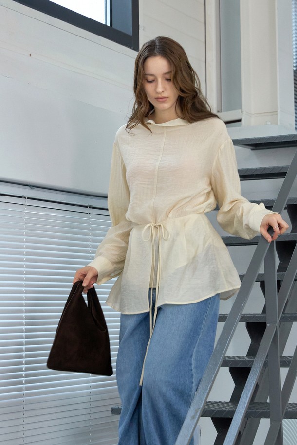 우아하고 페미닌한 무드의 하이넥 투웨이 블라우스 세트입니다. 아이보리와 베이지 두 가지 색상으로 만나볼 수 있으며, 봄, 가을에 입기 좋습니다. 부드러운 레이온과 폴리에스테르 혼방 소재로 제작되어 편안한 착용감을 선사합니다. 백넥 버튼 여밈과 허리 랩 디자인으로 포인트를 더했으며, 라운드 밑단과 긴 소매 기장으로 여성스러운 실루엣을 연출합니다. 투웨이 스타일링이 가능하며 비침이 있으니, 이너 착용을 권장합니다. 데이트룩, 카페룩, 모임룩 등 다양한 TPO에 클래식, 미니멀, 로맨틱 스타일로 연출해보세요.
