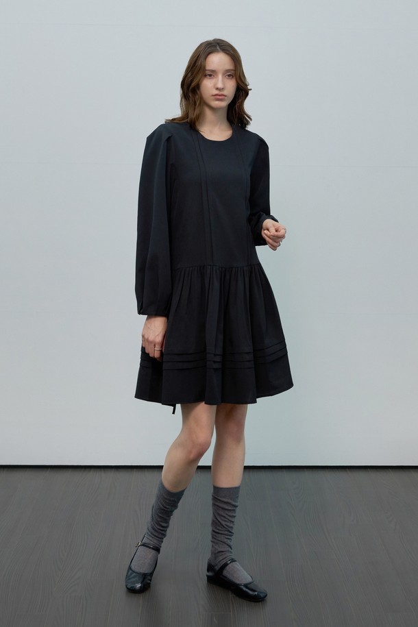 세련된 스타일을 연출해 줄 벨티드 볼륨 라운드 원피스입니다. 여성스러운 플레어 라인과 7부 소매 기장으로 우아함을 더하며, 라운드넥 디자인으로 편안한 착용감을 선사합니다. 허리 벨트 디테일은 허리 라인을 강조하여 더욱 슬림한 실루엣을 만들어줍니다. 무지 블랙 컬러로 미니멀하고 시크한 매력을 뽐내며, 데이트룩 및 모임룩에 활용하기 좋습니다. 봄, 가을 시즌에 어울리는 보통 두께감으로, 다양한 스타일 연출이 가능한 베이직 아이템입니다.
