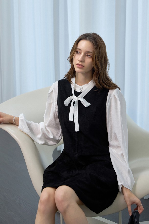 **레이어드 페이크 스웨이드 원피스**는 클래식하고 엘레강스한 스타일을 연출하는 여성 의류입니다. 부드러운 촉감의 스웨이드 소재와 레귤러핏으로 편안한 착용감을 선사하며, 봄, 가을에 적합합니다. 블랙과 화이트 두 가지 컬러로 출시되어 다양한 코디에 활용 가능하며, 리본넥과 레이어드 디자인, 콘트라스트 배색이 특징입니다. 데이트룩, 모임룩, 소개팅룩 등 특별한 날을 위한 스타일링에 적합하며, 미니멀하고 로맨틱한 무드를 더해줍니다. 긴 소매 기장으로 우아함을 더하여 당신의 매력을 한층 돋보이게 합니다.
