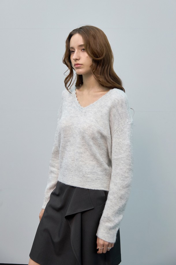 깊은 브이넥 라인으로 페미닌한 무드를 연출하는 스켈럽 딥 브이넥 니트입니다. 부드러운 촉감의 두꺼운 니트 소재로 가을, 겨울 시즌에 따뜻하게 착용하기 좋습니다. 무지 디자인에 스켈럽 디테일이 더해져 베이직하면서도 여성스러운 포인트를 더했습니다. 데이트룩, 모임룩, 소개팅룩 등 다양한 TPO에 활용 가능하며, 클래식, 미니멀, 로맨틱 스타일을 즐겨 입는 분들께 추천합니다. 레귤러핏으로 제작되어 편안한 착용감을 선사하며, 긴 소매 기장으로 따뜻함을 더했습니다.
