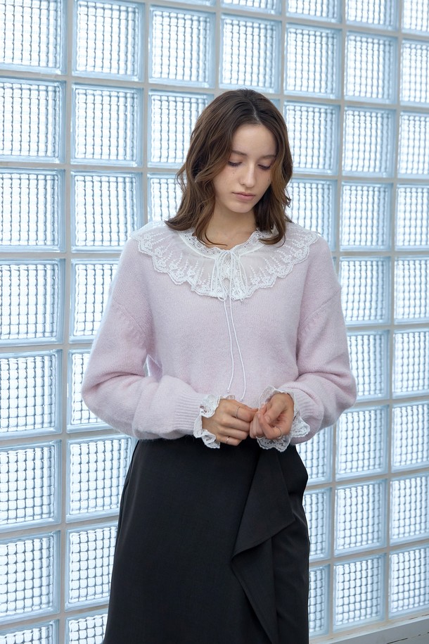 사랑스러운 핑크 컬러의 스켈럽 딥 브이넥니트입니다. 부드러운 니트 소재로 제작되어 포근하고 편안한 착용감을 선사합니다. 가을, 겨울 시즌에 어울리는 긴 소매 기장과 레귤러 핏으로, 페미닌한 무드를 연출합니다. 딥 브이넥 디자인과 스켈럽 디테일이 더해져 여성스러운 포인트를 더했으며, 데이트룩 또는 모임룩으로도 활용하기 좋습니다. 클래식하고 미니멀한 스타일을 즐기는 분들에게 추천합니다.
