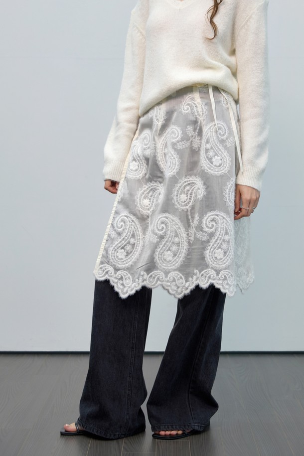 우아하고 여성스러운 분위기를 연출하는 레이스 랩 레이어드스커트입니다. 부드러운 촉감의 레이스 소재에 랩 스타일과 레이어드 디자인을 더해 세련된 실루엣을 선사합니다. 봄, 가을 시즌에 어울리는 얇은 두께감으로 편안하게 착용 가능하며, 페이즐리 레이스 패턴이 은은한 포인트를 줍니다. 화이트와 그레이 두 가지 색상으로 준비되어 데이트룩, 모임룩, 소개팅룩 등 다양한 TPO에 활용 가능합니다. 클래식, 로맨틱, 미니멀 스타일을 즐겨 입는 여성분들께 추천합니다.
