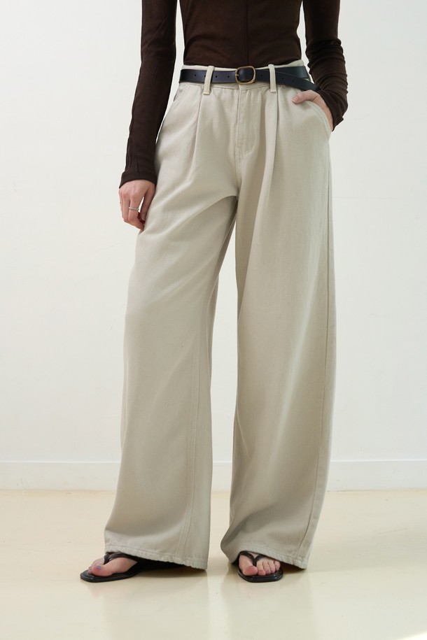 데일리부터 데이트룩까지 활용 가능한 여성용 프리미엄 데님 팬츠입니다. 아이보리와 화이트 두 가지 색상으로 출시되어 어떤 상의와도 쉽게 매치할 수 있습니다. 봄, 여름, 가을 시즌에 적합하며, 와이드 루즈핏의 하이웨스트 디자인으로 편안함과 스타일리시함을 동시에 잡았습니다. 데님 소재 특유의 견고함과 무지 패턴으로 미니멀하고 클래식한 분위기를 연출하며, 캐주얼룩을 즐겨 입는 분들께 추천합니다.
