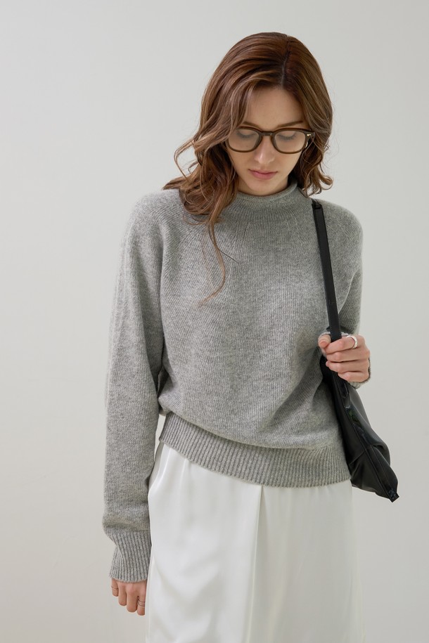 부드러운 울 소재의 하프넥 홀가먼트 니트입니다. 가을, 겨울 시즌에 어울리는 두꺼운 두께감으로 따뜻하게 착용할 수 있습니다. 베이직하고 미니멀한 스타일로 출근룩을 포함한 일상에서도 활용하기 좋습니다. 레귤러 핏과 긴 소매 기장으로 편안함을 더했으며, 심플한 디자인과 무지 패턴이 특징입니다. 그레이 컬러로 다양한 하의와 매치하기 용이합니다.
