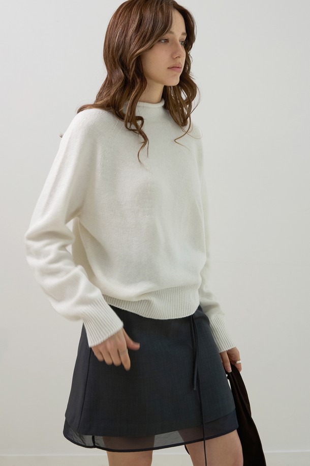 베이직하고 미니멀한 스타일의 하프넥 홀가먼트니트입니다. 부드러운 니트 소재로 제작되어 가을, 겨울철 따뜻하게 착용할 수 있으며, 두꺼운 두께감으로 포근함을 더합니다. 긴 소매와 레귤러 핏으로 편안한 착용감을 선사하며, 출근룩과 모임룩 등 다양한 TPO에 활용 가능합니다. 화이트, 아이보리 두 가지 색상으로 출시되어 어떤 스타일에도 쉽게 매치할 수 있는 심플한 디자인의 니트입니다.
