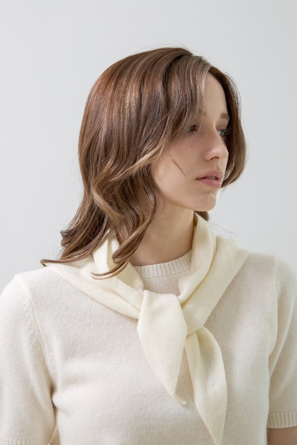 부드러운 촉감의 여성용 소프트 트라이앵글 니트 머플러입니다. 미니멀하고 베이직한 디자인으로 가을, 겨울철 일상룩에 활용하기 좋습니다. 얇은 두께의 니트 소재로 제작되었으며, 삼각형 형태의 독특한 디자인이 특징입니다. 화이트와 아이보리 두 가지 색상으로 제공되어 다양한 스타일에 매치하기 용이합니다. 미니멀, 클래식, 캐주얼 등 어떤 스타일에도 잘 어울려 폭넓게 활용할 수 있습니다.
