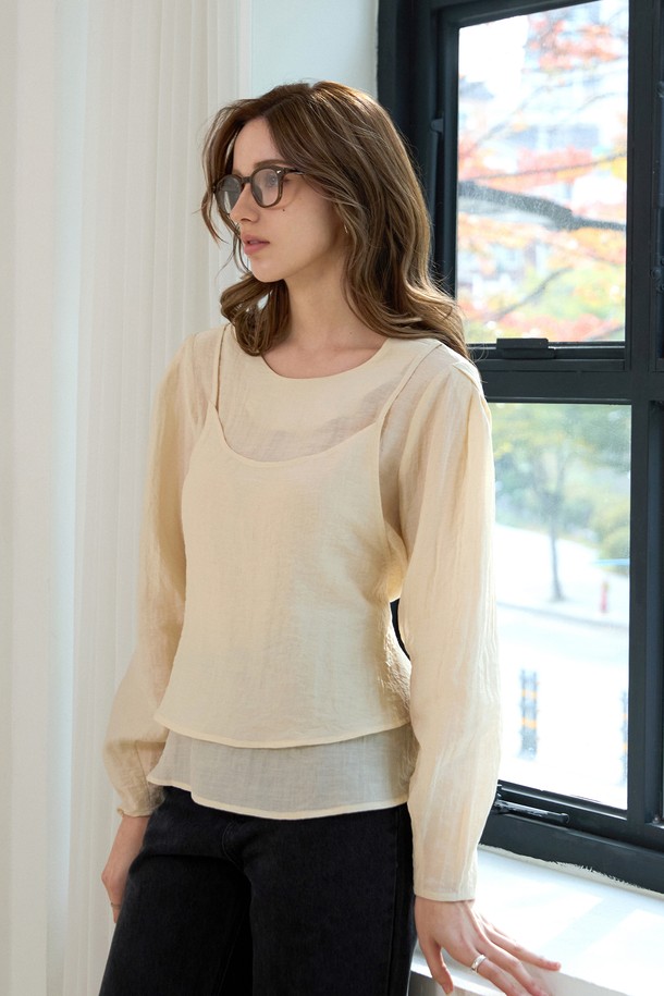 아이보리와 블랙 컬러로 만나볼 수 있는 뷔스티에 라운드블라우스입니다. 봄, 가을에 어울리는 얇은 두께감과 부드러운 촉감으로 편안하게 착용할 수 있습니다. 무지 디자인에 긴 소매, 라운드넥으로 베이직하면서도 우아한 스타일을 연출하며, 배색 디자인으로 포인트를 더했습니다. 데이트룩, 모임룩으로 클래식, 미니멀, 걸리시한 스타일을 완성해보세요. 레귤러핏으로 누구나 부담 없이 즐겨 입을 수 있는 아이템입니다.
